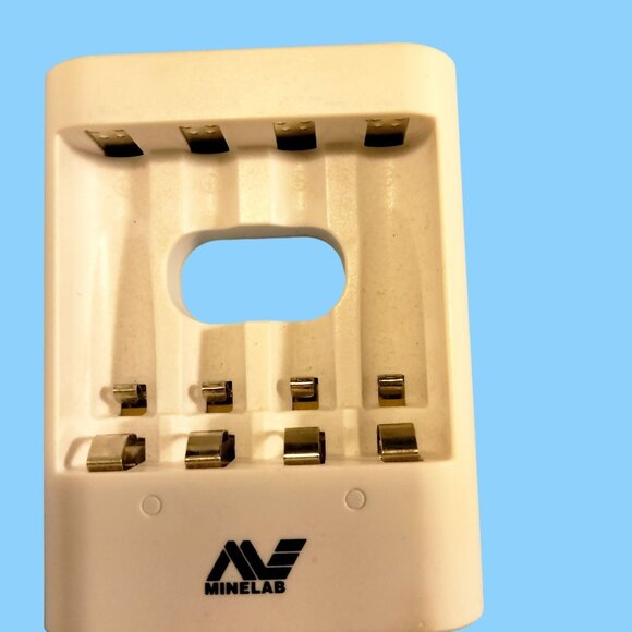 Minelab Battery Charger Station NiMH 4 AA Batteries Rechargeable - Picture 3 of 5